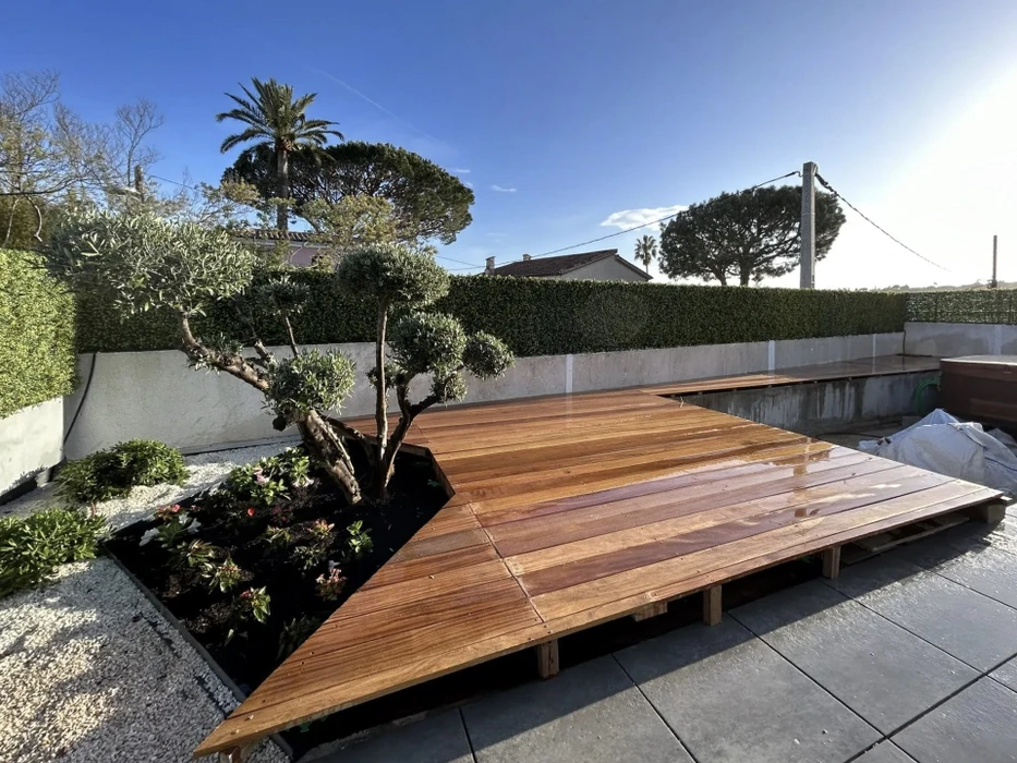 Terrasse extérieure moderne en construction avec plateforme en bois exotique partiellement achevée