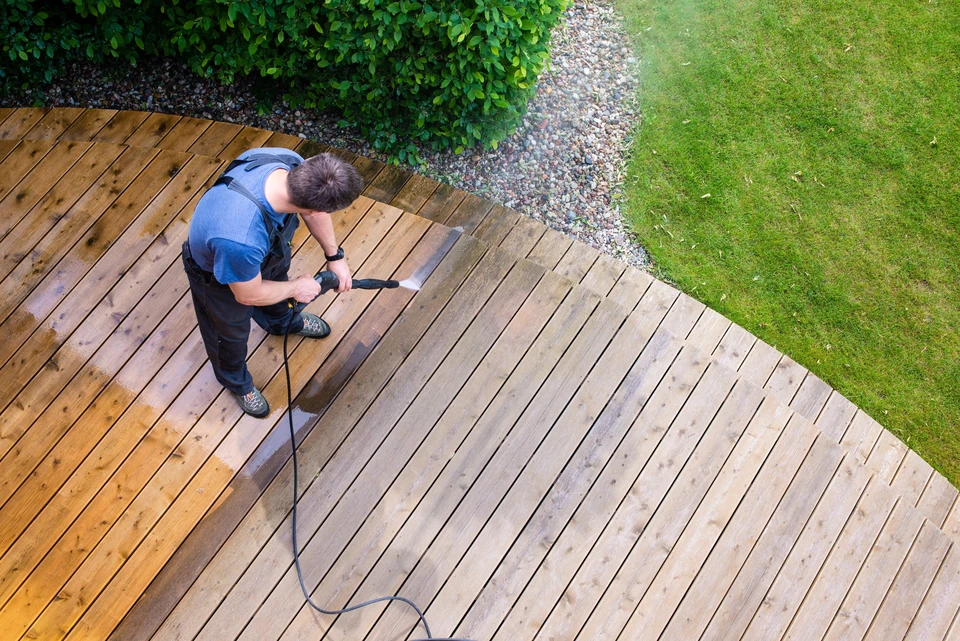 terrasse de nettoyage pour homme avec lave-vaisselle - nettoyeur haute pression à la surface de la terrasse en bois