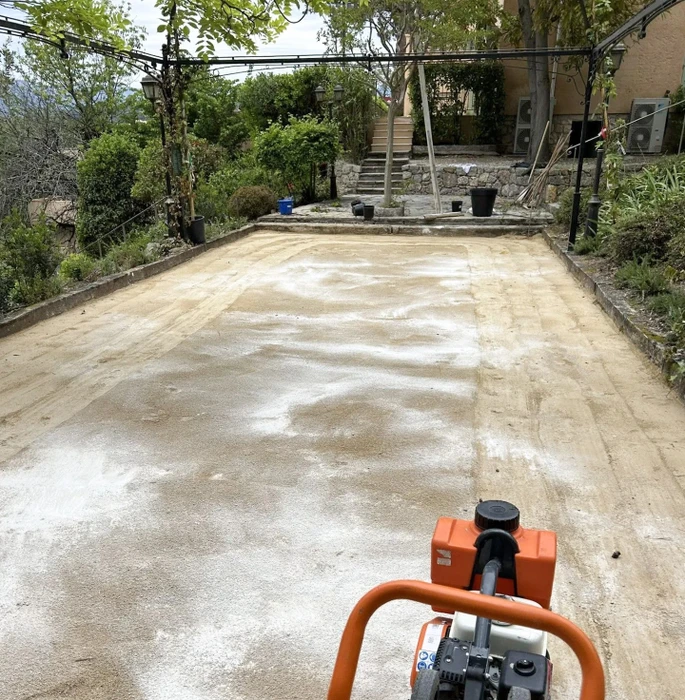 Aménagement paysager extérieur avec escalier en pierre naturelle serpentant dans une pente