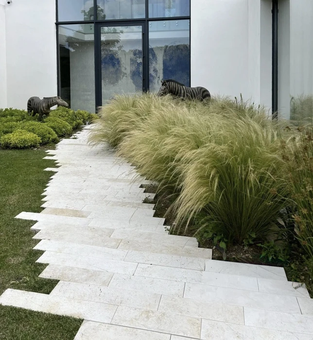 Terrasse extérieure résidentielle moderne avec salon de jardin gris sur deck en bois