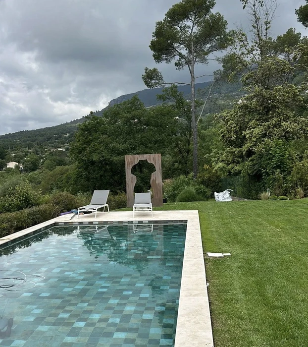 Jardin tropical luxuriant avec sentier pavé serpentant entre végétation dense