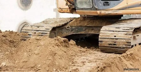 Jardin de cactus et plantes grasses aménagé contre un mur en pierre naturelle patinée