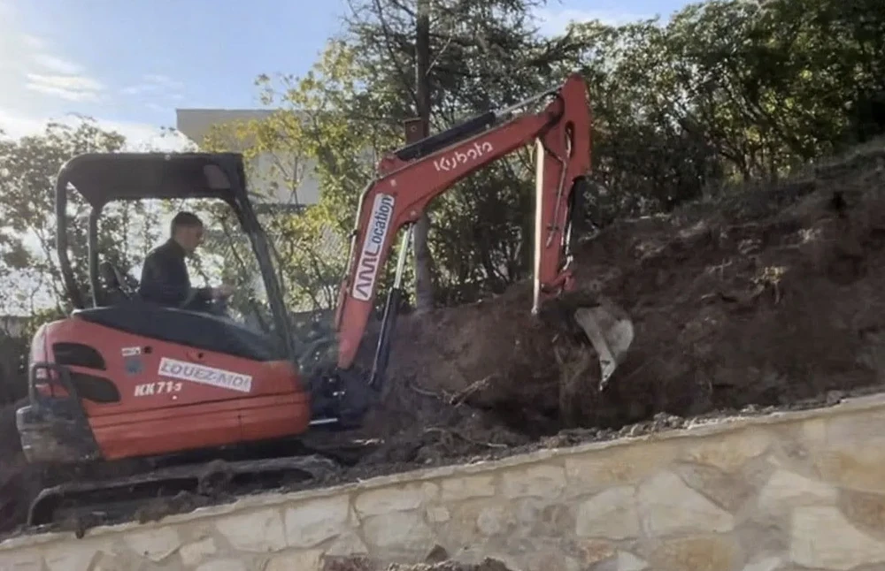 Aménagement paysager extérieur avec escalier en pierre naturelle serpentant dans une pente